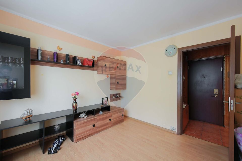 Apartament cu 3 camere de vânzare în zona Nufarul