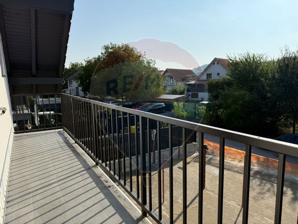 Casa cu 4 camere la gri de vanzare in Sura Mare