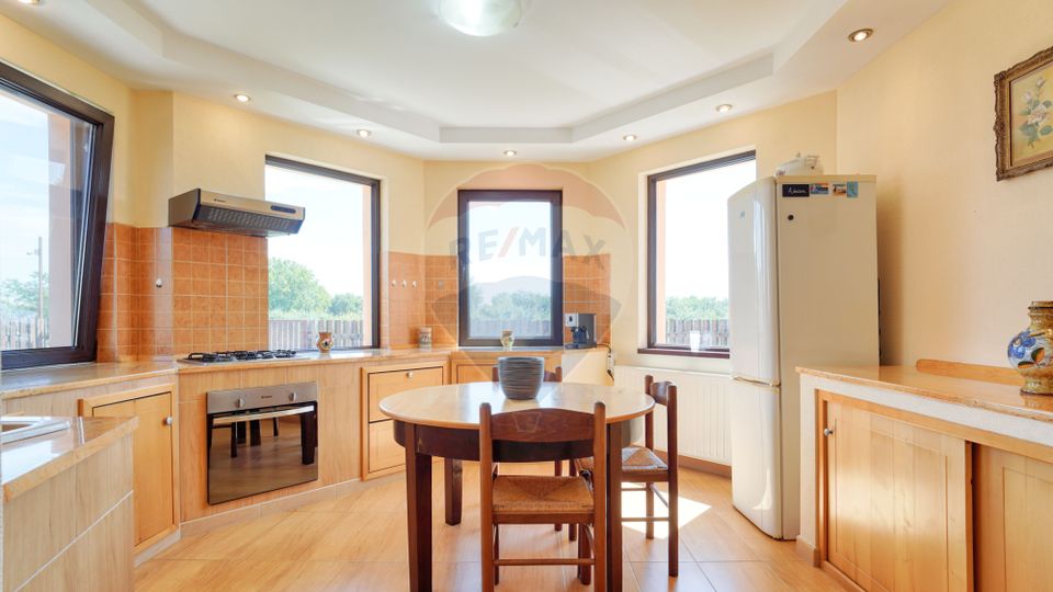 The house that offers you peace and privacy in Harman!