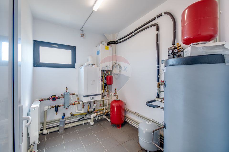 Hala de vanzare, 600 mp constructie, 7000 mp teren, Racari Dambovita