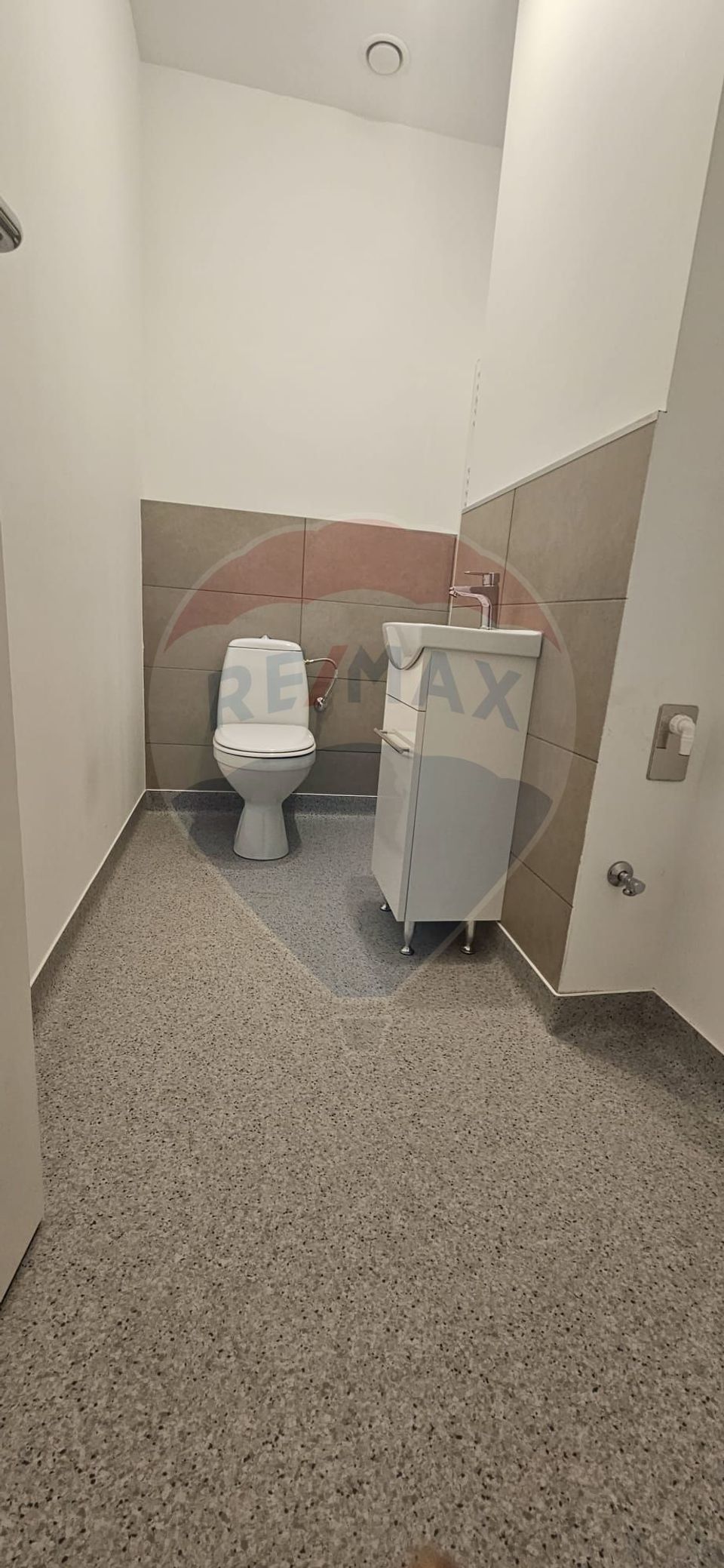 103sq.m Commercial Space for rent, Intim area