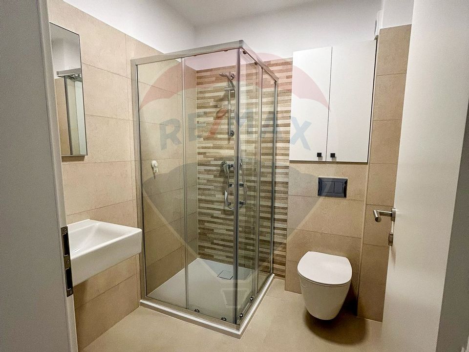 Apartament cu 3 camere de vânzare în zona Tractorul