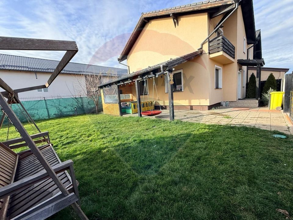 Casă / Vilă cu 4 camere de vânzare in Sanpetru