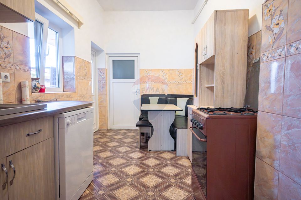 De inchiriat apartament 3 camere la casă, zona Florilor cu parcare