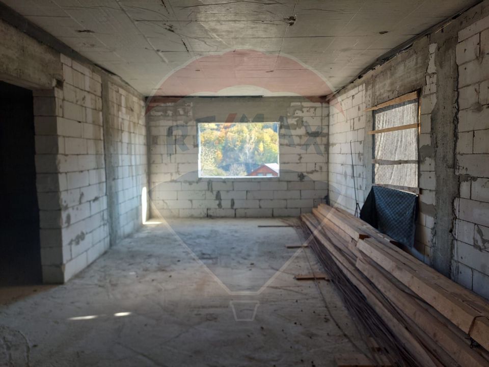 Casa la rosu de vanzare in Caiuti, Bacau