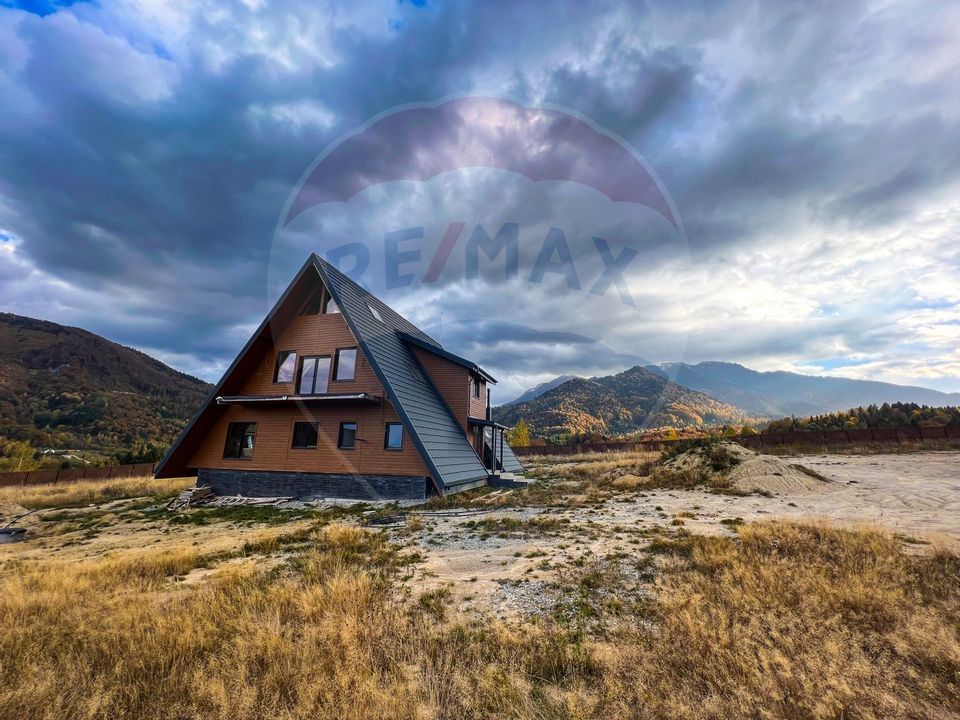 Vilă tip A-Frame, pe un platou montan, vedere panoramica catre Bucegi