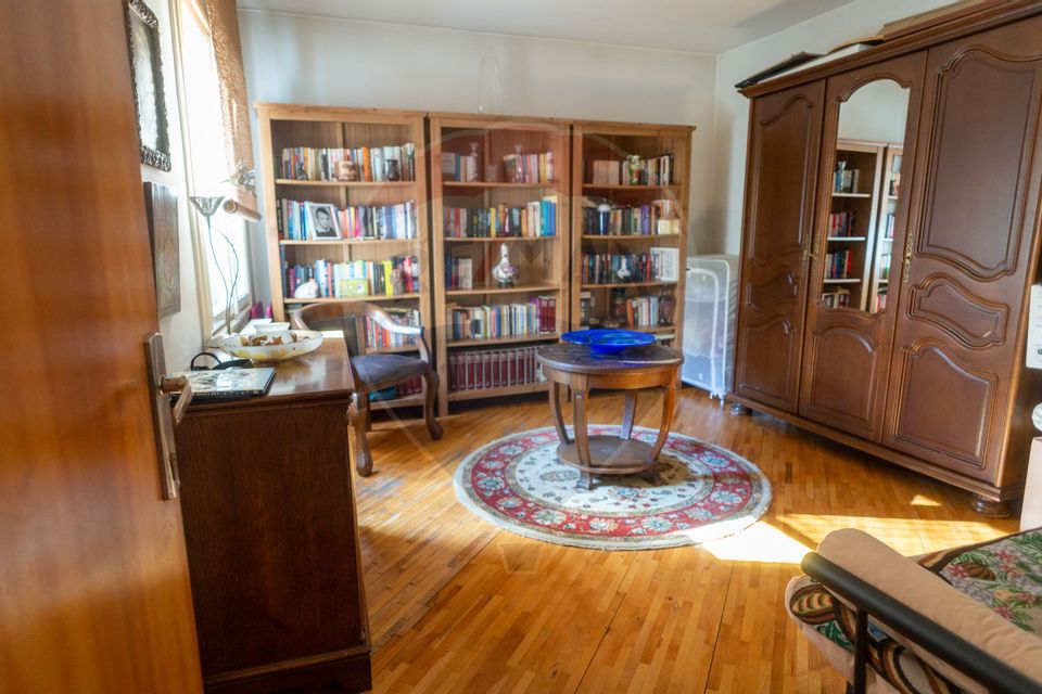 Casă / Vilă cu 10 camere si teren generos, Sos. Salaj