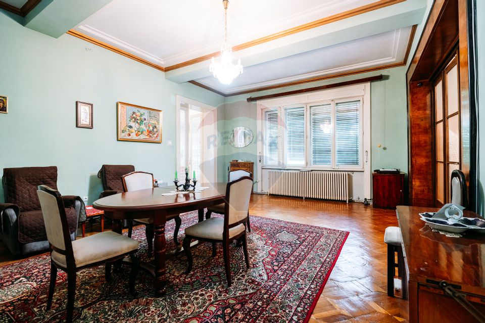 Apartament spațios cu grădină proprie într-o vilă interbelică renovată