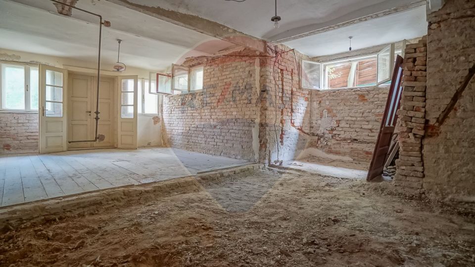 OFERTĂ REZERVATĂ! Casă renovabilă în Schei