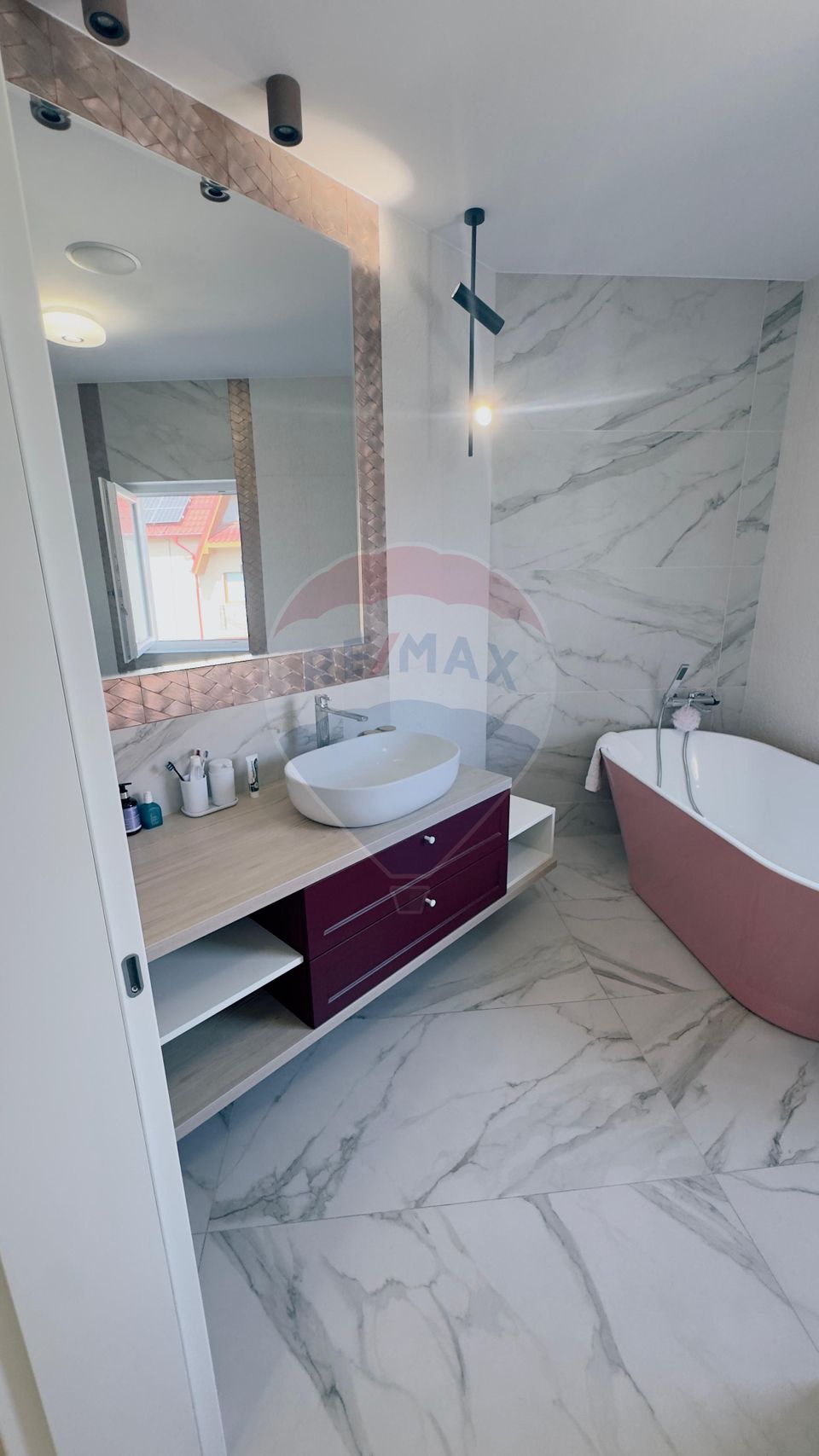 Proprietate premium în Filiași, locuință de lux cu spații comerciale