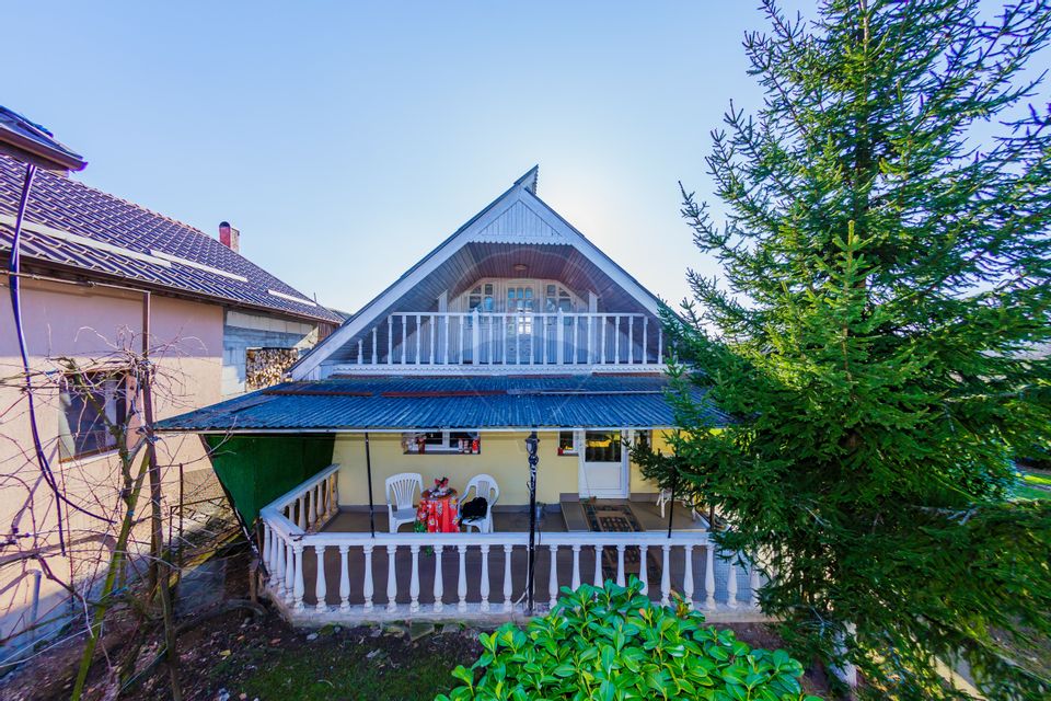 DE VANZARE Proprietate  în Țicău – douǎ case cu livadă și gospodărie