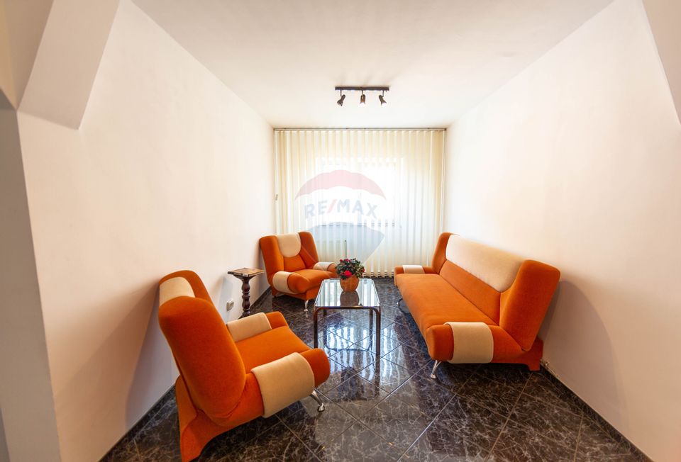 Apartament spațios de vânzare cu 4 camere, 2 băi și beci, Răcădău