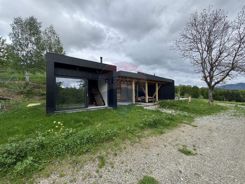 Doua case la munte, cu vedere superba, localizate in Poiana Marului