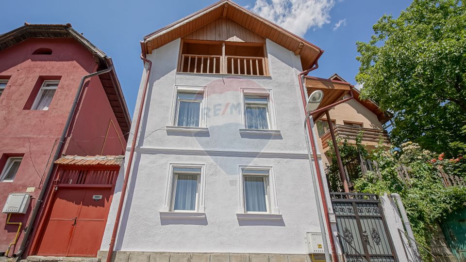 Casă falnică, curte individuală, langă Piața Unirii, în inima Scheilor