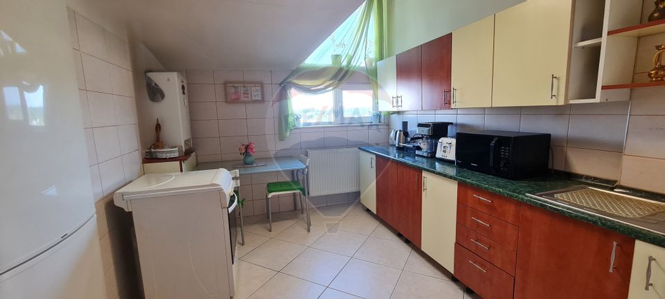 Apartament cu 3 camere de vânzare în zona Straulesti