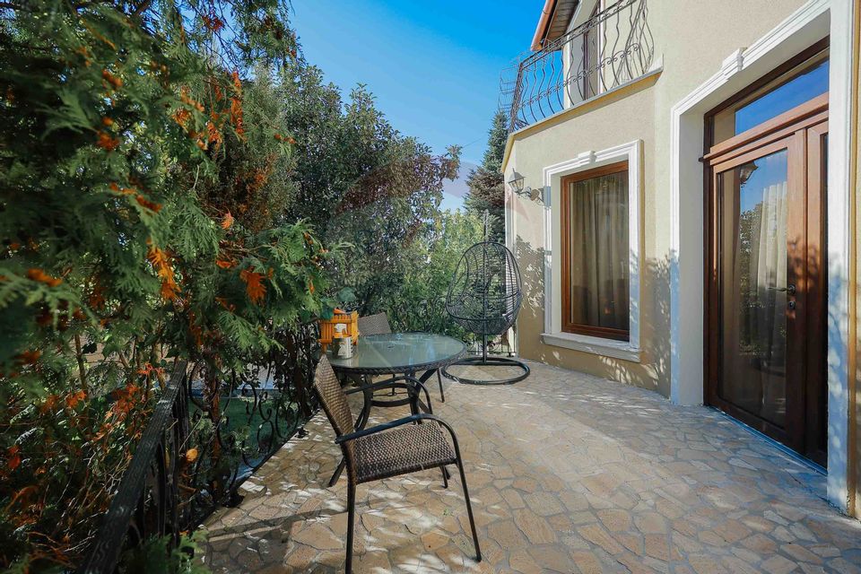 De vânzare vilă cu 7 camere, drum privat, în zona de Dealuri