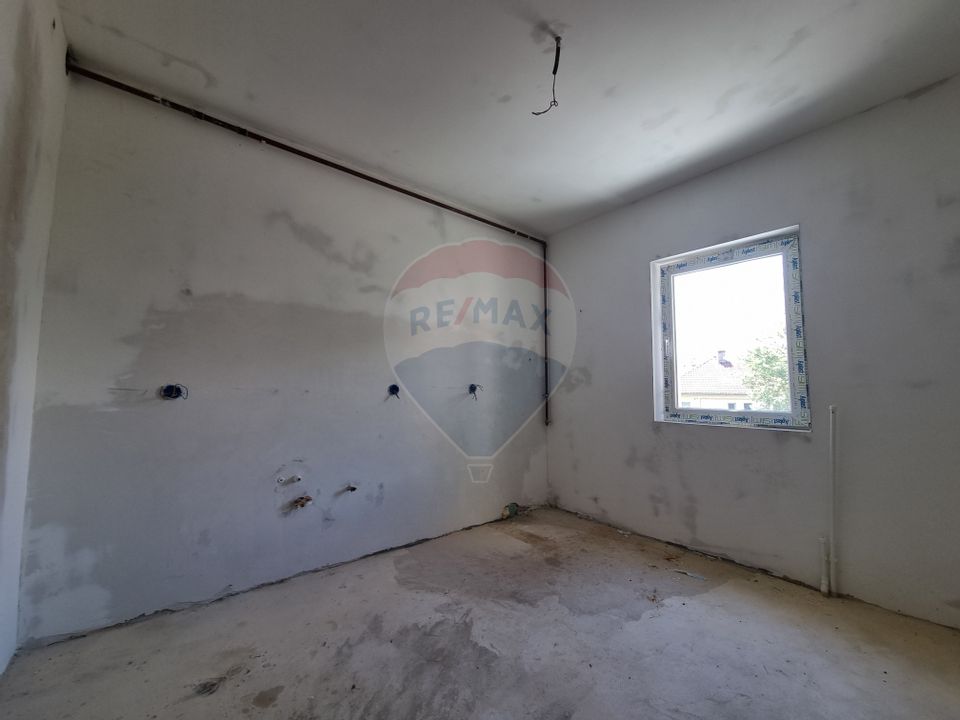 Apartament (de renovat) cu 2 camere de vânzare în Râșnov/Romacril