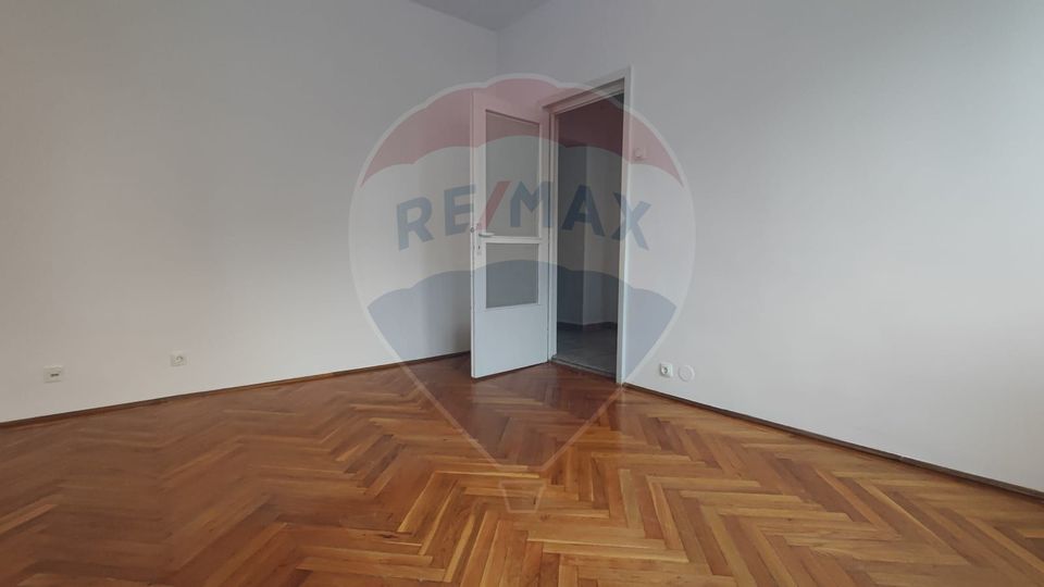 Apartament 3 camere de vanzare Bdul. Dacia vis-a-vis Scoala Dacia