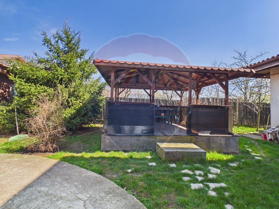 Vila Impunatoare multi-generationala cu Turnulet si Arhitectura Unica