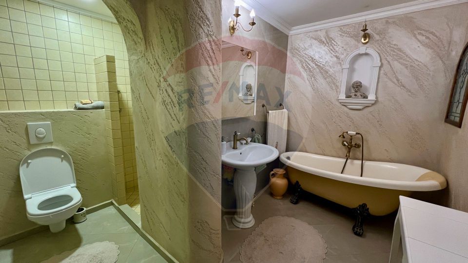Casă / Vilă cu 14 camere de vânzare în zona Centrală