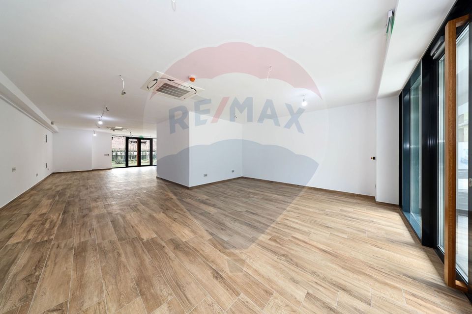 Spațiu comercial de închiriat, cu terasa, în zona Ultracentral!