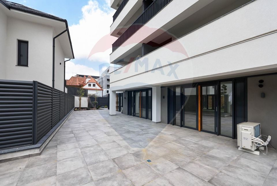 Spațiu comercial de închiriat, cu terasa, în zona Ultracentral!