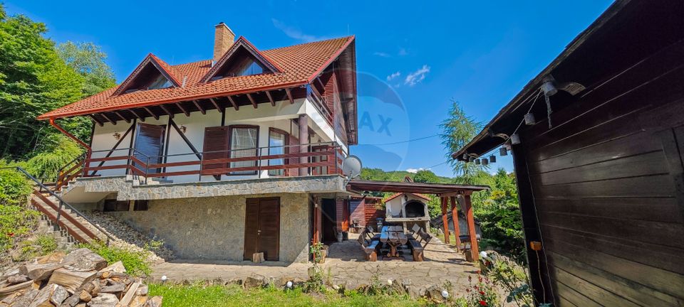 Vilă cu 6 camere, teren de 1000mp, într-un resort montan privat