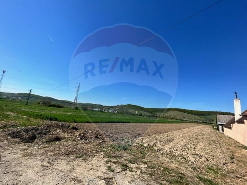 Land 1,600sqm Cristian / None