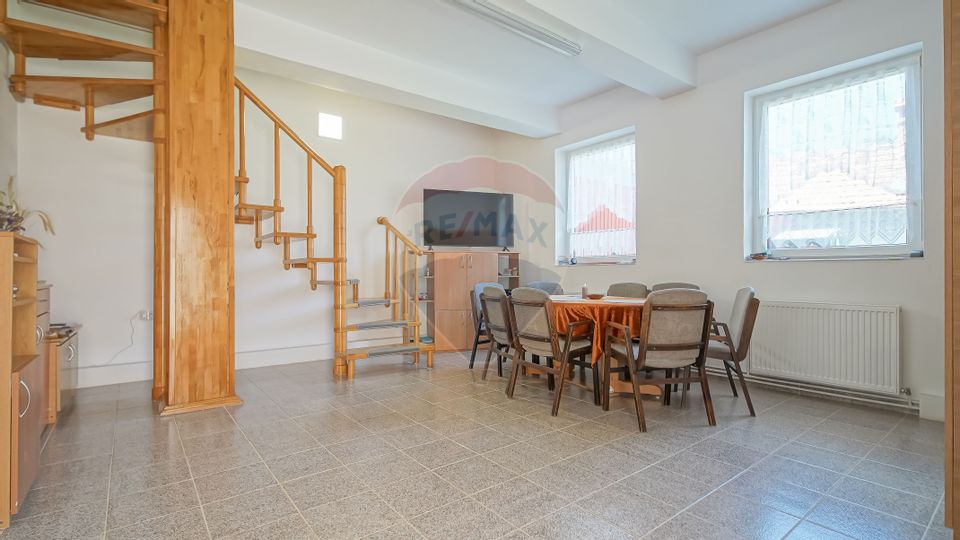 Casă falnică, curte individuală, langă Piața Unirii, în inima Scheilor