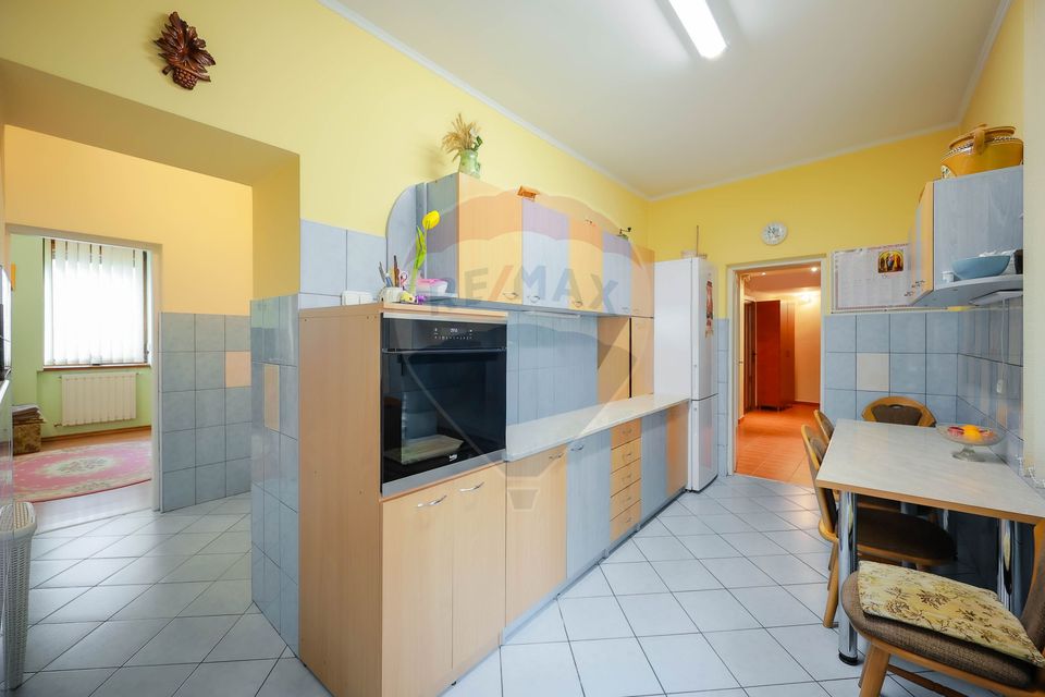 Casă cu 7 camere de vânzare în zona Ultracentrală