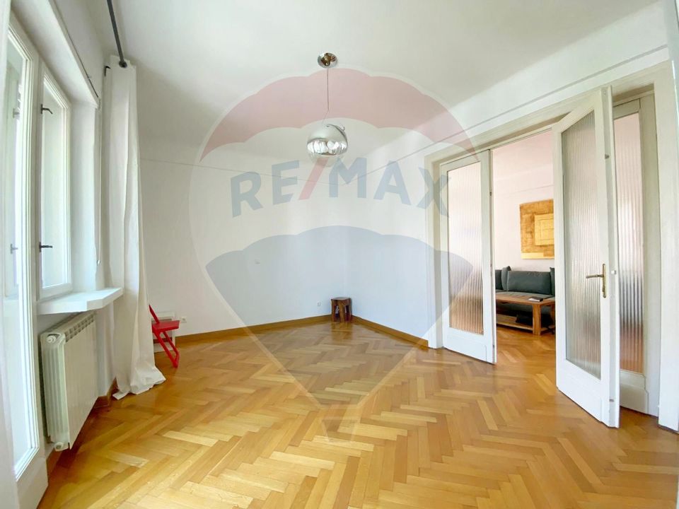 Apartament cu 3 camere în vilă, de închiriat, în zona Capitale