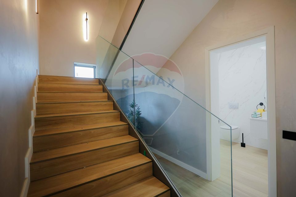 De vânzare Vilă cu 8 camere în Sânmartin, 290 mp util, teren 1100 mp