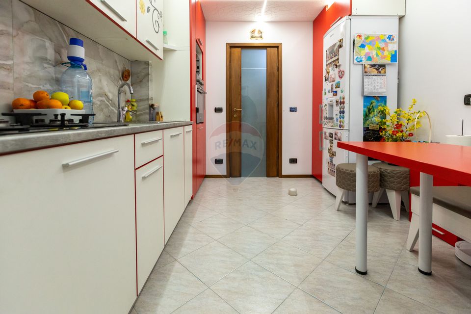 Apartament cu 3 camere decomandate , strada Letea