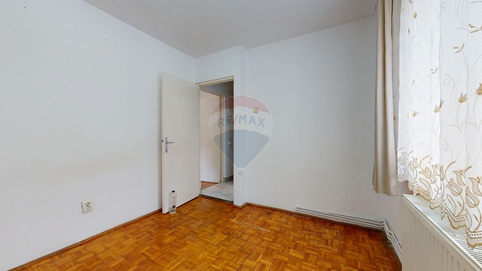 De vânzare: 2 camere, baie cu geam, etaj 2