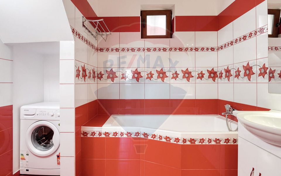 De inchiriat apartament 3 camere la casă, zona Florilor cu parcare