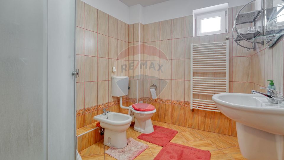 Casă / Vilă cu 8 camere de vânzare în zona Valea Rasnoavei