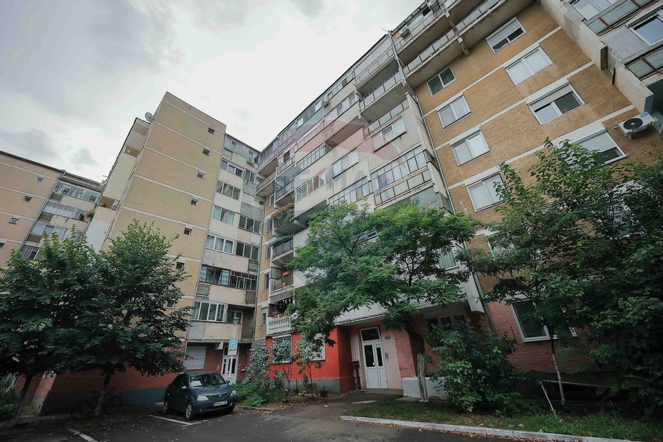 Apartament cu 3 camere de vânzare, în zona Rogerius