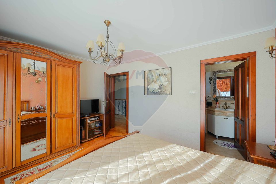 De vânzare vilă cu 7 camere, drum privat, în zona de Dealuri