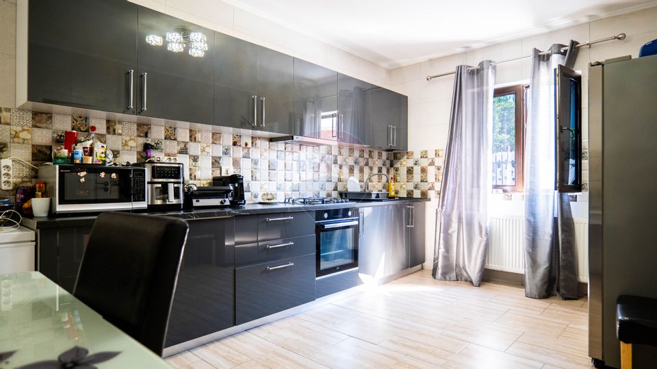 Vanzare vilă cu 4 camere si teren, zona Dobroesti