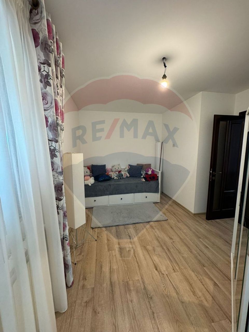 Casă / Vilă deosebită în Golești S+P+1E