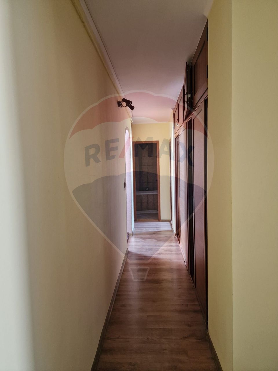 Apartament cu 4 camere de închiriat - Central