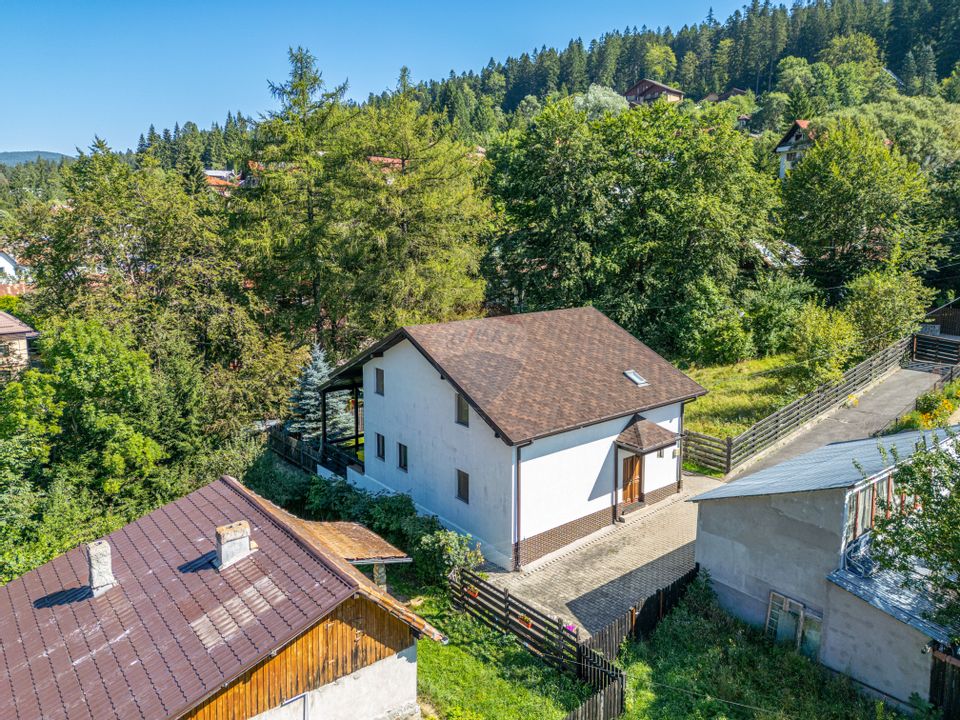 Casă P+M cu 6 camere în Bușteni - Zona Zamora