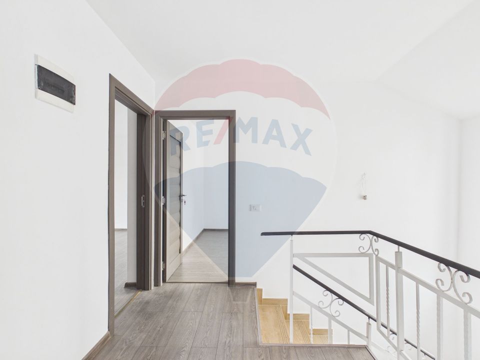 Modern 5 bedroom villa GF+1 for sale in Crevedia