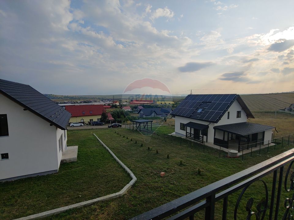 Casă / Vilă individuală cu 560 mp teren, de vânzare în Scheia, Suceava