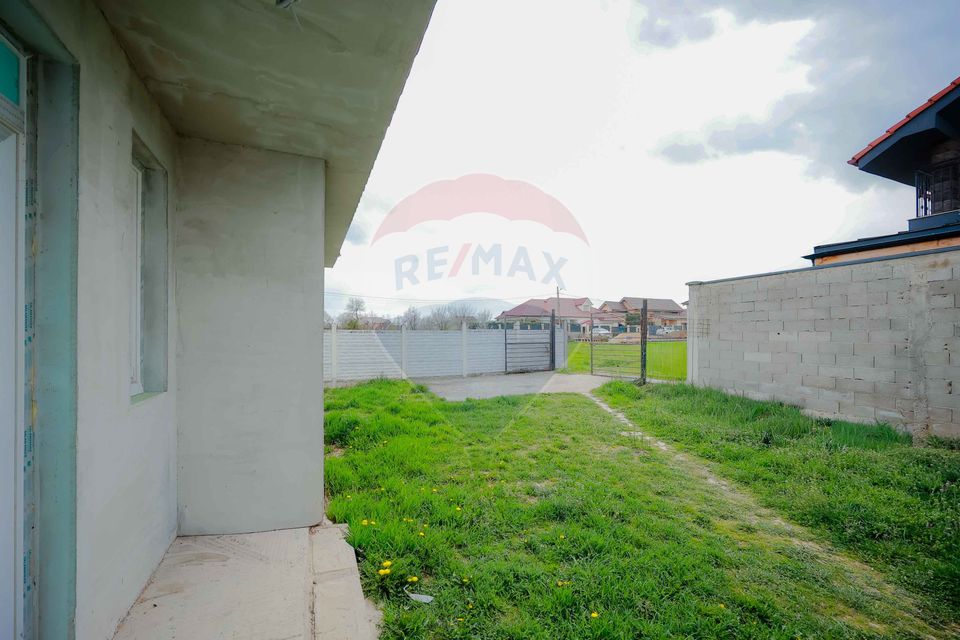 De vânzare casă semifinisată cu 3 camere, 455 mp teren, în Cihei