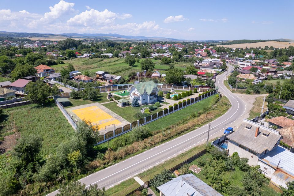 Casă cu piscină și teren de tenis – Girov, 10 min de Piatra Neamț
