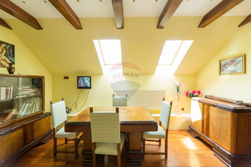 Property Located under Tâmpa composed of 2 Houses and Garden,