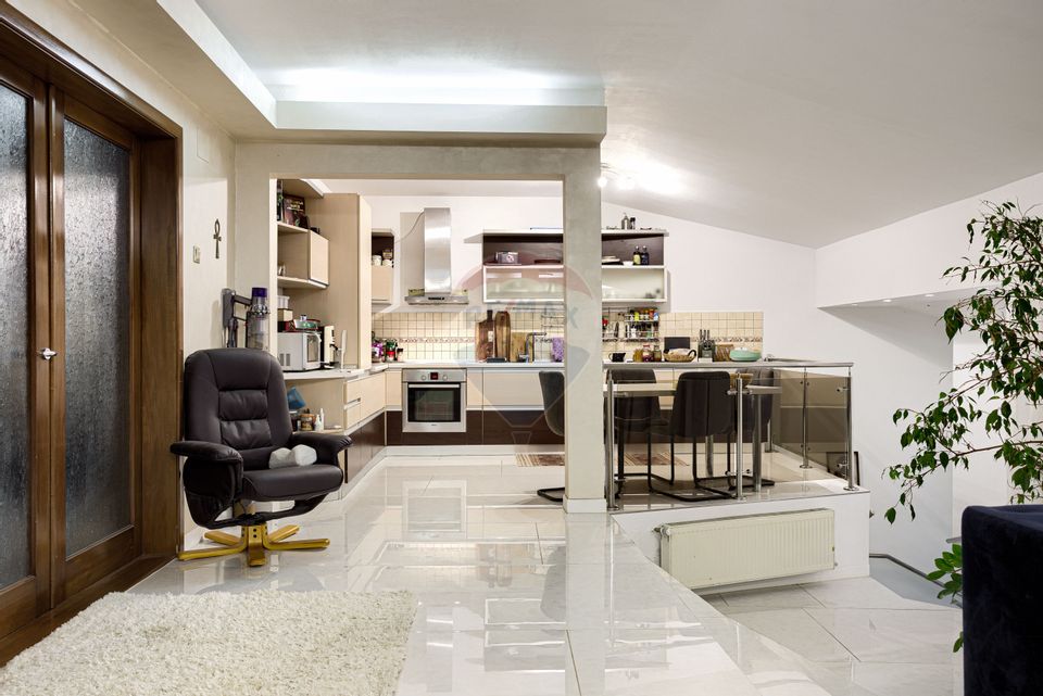 Apartament modern la casa cu 3 camere si balcon Zona Banu Maracine