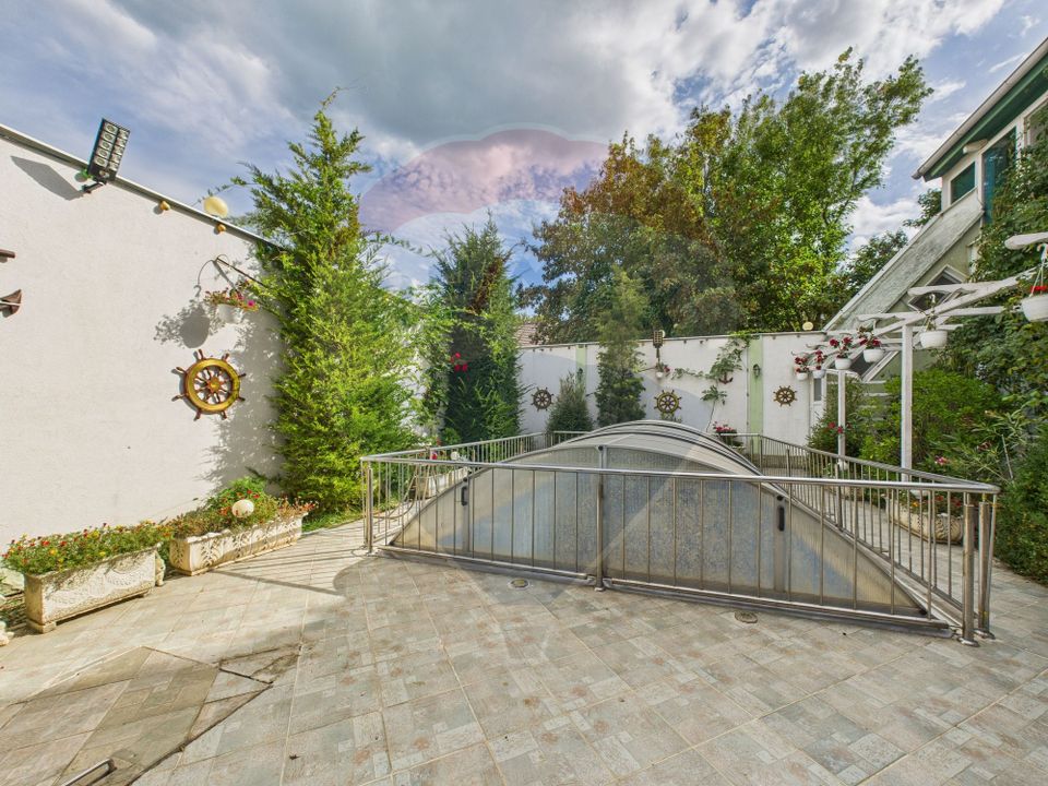 Casă / Vilă cu 10 camere de vânzare în zona Central