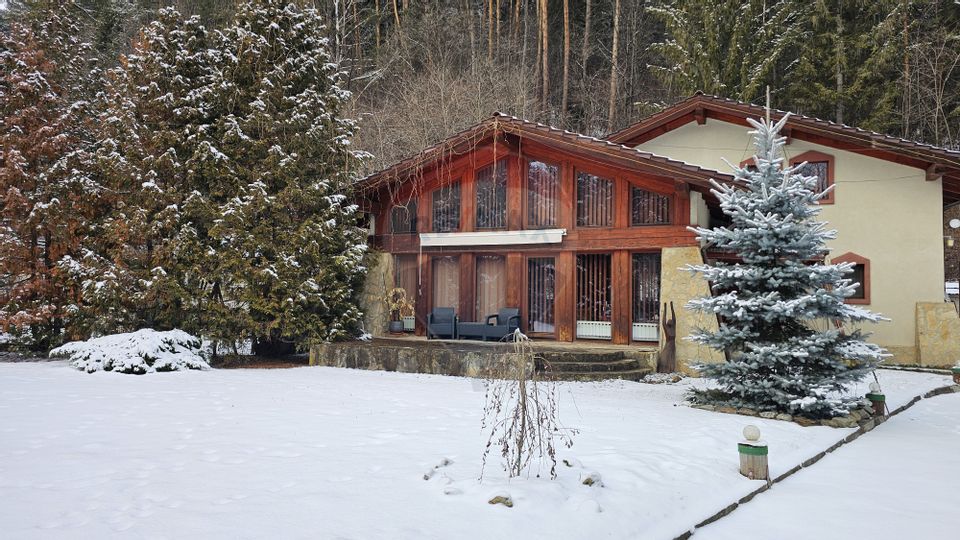 Vilă de lux cu 4 camere de vânzare în Câmpulung Moldovenesc, Suceava